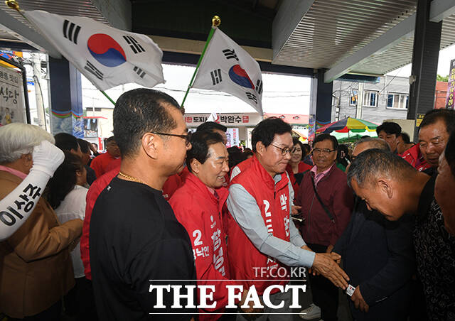 박완수 국민의힘 경남도지사 후보가 28일 오전 경남 창녕군 창녕전통시장에서 지지를 호소하고 있다. /창녕=박상민 기자