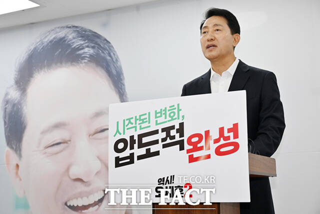 오세훈 국민의힘 서울시장 후보가 28일 서울 종로구 선거사무소에서 열린 기자회견에서 발언을 마친 뒤 고개 숙여 인사하고 있다. /이새롬 기자