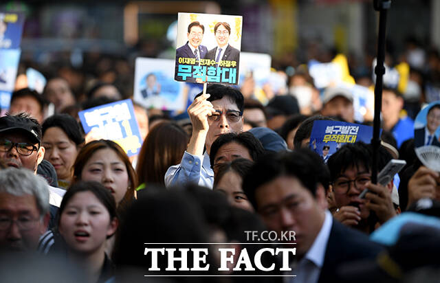 전재수 더불어민주당 부산시장 후보(오른쪽)와 하정우 더불어민주당 부산 북구갑 국회의원 후보가 28일 오후 부산 북구 덕천역 일대에서 합동 유세를 펼치며 지지를 호소하고 있다. /부산=박상민 기자
