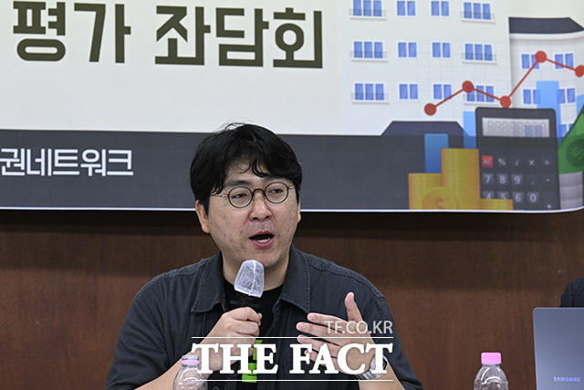 서동규 민달팽이유니온 위원장이 김정철 개혁신당 서울시장 후보의 정책에 대해 발언하고 있다.