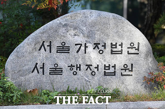 육아휴직을 분할 사용한 근로자가 첫 휴직 기간만으로는 급여 요건을 충족하지 못했다면, 나중에 전체 기간을 합산해 신청할 수 있다는 법원 판단이 나왔다. /남용희 기자