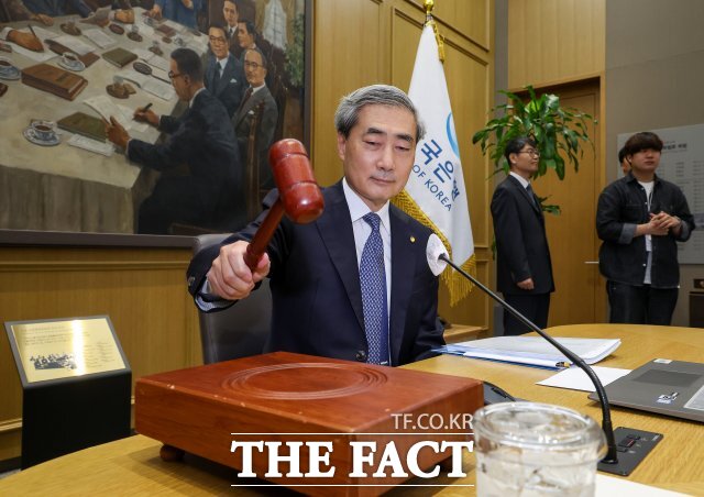 신현송 한국은행 총재가 28일 서울 중구 한국은행 본관에서 열린 취임 후 첫 금융통화위원회 본회의에서 의사봉을 두드리고 있다. /사진공동취재단