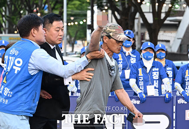 28일 오후 경북 구미시 광평천공영주차장에서 열린 정청래 더불어민주당 총괄상임선대위원장의 오중기 경북도지사 후보, 장세용 구미시장 후보 지원유세 도중 한 시민이 욕설을 섞어 항의하자 경호 인력이 이를 제지하고 있다. /구미=박헌우 기자