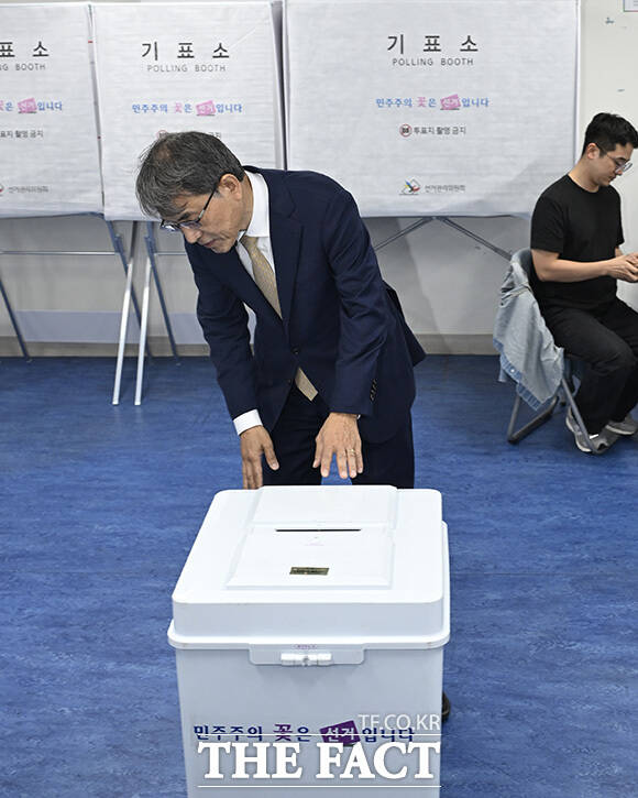 노태악 위원장이 투표 준비 상황을 점검한 후 소감을 밝히고 있다.