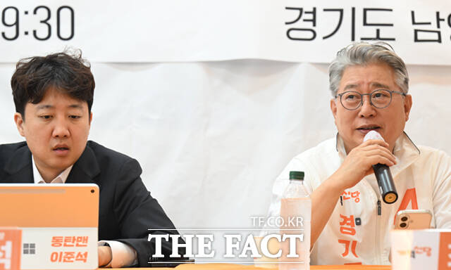 이준석 개혁신당 대표가 28일 경기 남양주시 박윤옥 시의원 후보 선거사무소에서 열린 경기동부권 현장 중앙선거대책위원회의에 참석해 모두 발언하고 있다. /남양주=이새롬 기자