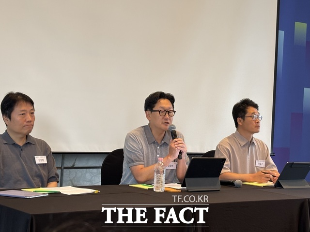 네이버 김상범 검색 플랫폼 부문장(왼쪽부터), 김광현 CDO, 이일구 콘텐츠 서비스 부문장이 28일 서울 중구 더플라자 호텔에서 ‘AI 시대 네이버의 데이터·콘텐츠 전략’을 주제로 미디어 라운드 테이블에서 기자들의 질의에 답변하고 있다. /최문정 기자