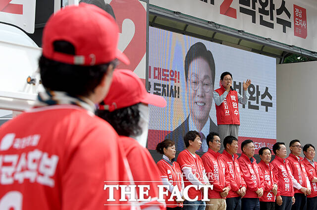 박완수 국민의힘 경남도지사 후보가 28일 오전 경남 창녕군 창녕전통시장에서 지지를 호소하고 있다. /창녕=박상민 기자