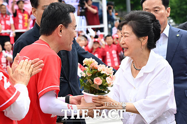 '10년 만의 재회' 원주 찾아 김진태 후보 지원 나선 박근혜 전 대통령(오른쪽).