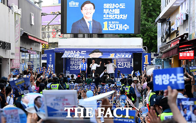 전재수 더불어민주당 부산시장 후보(오른쪽)와 하정우 더불어민주당 부산 북구갑 국회의원 후보가 28일 오후 부산 북구 덕천역 일대에서 합동 유세를 펼치며 지지를 호소하고 있다. /부산=박상민 기자