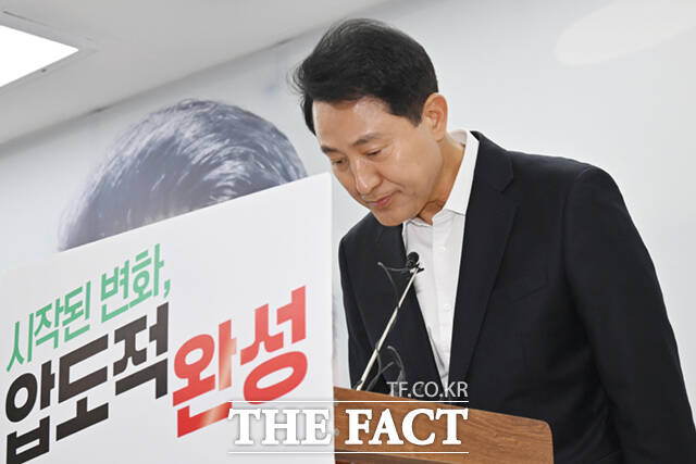 오세훈 국민의힘 서울시장 후보가 28일 서울 종로구 선거사무소에서 열린 기자회견에서 발언을 마친 뒤 고개 숙여 인사하고 있다. /이새롬 기자