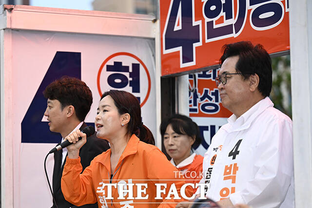 이주영 개혁신당 의원(가운데)이 박 후보에 대한 지지를 호소하고 있다.