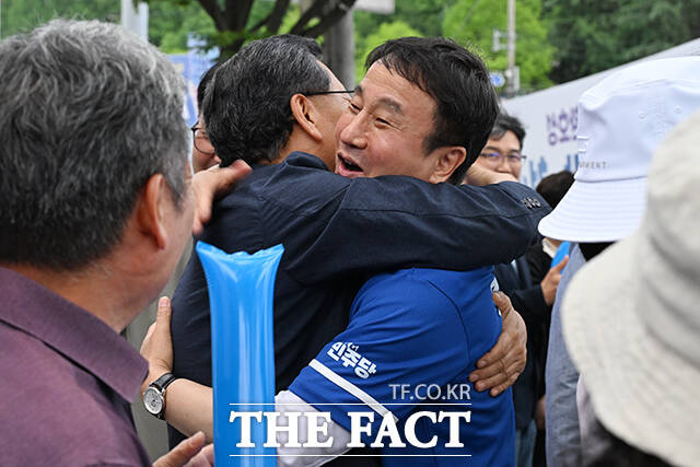 한병도 더불어민주당 공동상임선대위원장이 28일 오후 전북 익산시 어양동 하나로사거리에서 시민들을 향해 지지를 호소하고 있다. /익산=김성렬 기자