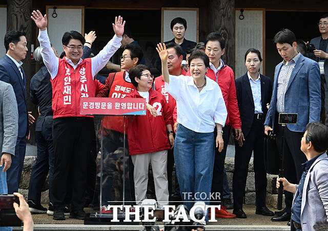 박근혜 전 대통령(가운데)이 28일 오후 경북 문경 청운각을 찾아 인사말을 하고 있다. /문경=박헌우 기자
