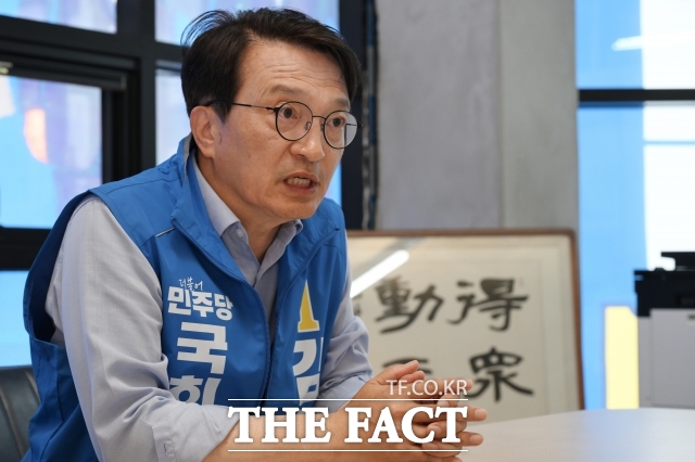 김의겸 더불어민주당 군산·김제·부안갑 국회의원 재보궐선거 후보는 새만금과 군산조선소 재건이 지역 경제 회복의 핵심 과제라고 강조했다. /김성렬 기자