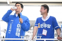  물마시는 이원택 후보 바라보며 환하게 웃는 한병도 선대위원장 [포토]