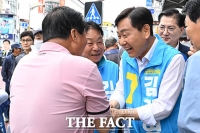  정읍 시민들과 인사하는 김관영 무소속 전북지사 후보 [포토]