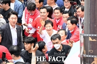  김진태 후보와 원주시장 찾은 박근혜 전 대통령 [포토]