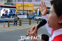  유세차서 마주친 여야 '인사는 웃으며' [TF사진관]