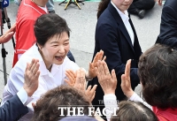  환한 미소로 횡성 시민들과 인사하는 박근혜 전 대통령 [포토]