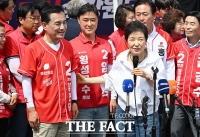  김진태 후보 지원 유세하는 박근혜 전 대통령 [포토]