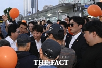  시민들과 인사하는 이준석 대표 [포토]