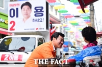  상인과 인사하는 김성열 개혁신당 하남갑 국회의원 후보 [포토]