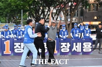  정청래가 발언하고 있는데...격렬한 항의에 제지당하는 시민 [TF사진관]