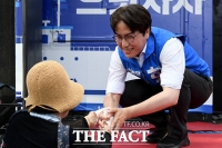  유세 도중 시민과 인사하는 하정우 [포토]