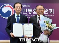  박항서 홍보대사와 기념사진 찍는 이석연 국민통합위원장 [포토]