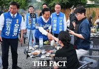  구미 찾아 시민들과 인사 나누는 정청래 [TF사진관]