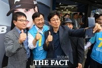  김관영 무소속 전북지사 후보와 기념촬영 하는 시민들 [포토]