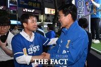  유세 마친 뒤 대화 나누는 한병도·이원택 [포토]