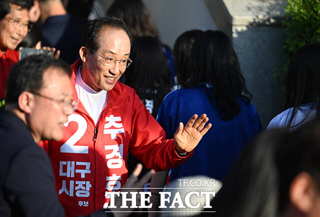 추경호 국민의힘 대구시장 후보가 제9회 전국동시지방선거 사전투표 첫날인 29일 오후 대구 수성구 삼성라이온즈파크를 찾아 시민들과 인사하고 있다. /대구=박헌우 기자