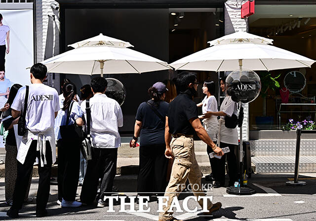 한미그룹 지주회사 한미사이언스가 론칭한 프리미엄 더마 코스메틱 브랜드 'ADESII(아데시)'가 29일 오후 서울 성동구 연무장길에서 론칭 캠페인을 진행하고 있다. /배정한 기자
