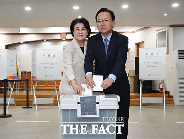 김부겸 더불어민주당 대구시장 후보(오른쪽)와 부인 이유미 여사가 제9회 전국동시지방선거 사전투표 날인 29일 오전 대구 수성구 고산2동 행정복지센터에 마련된 사전투표소에서 투표하고 있다. /대구=박헌우 기자