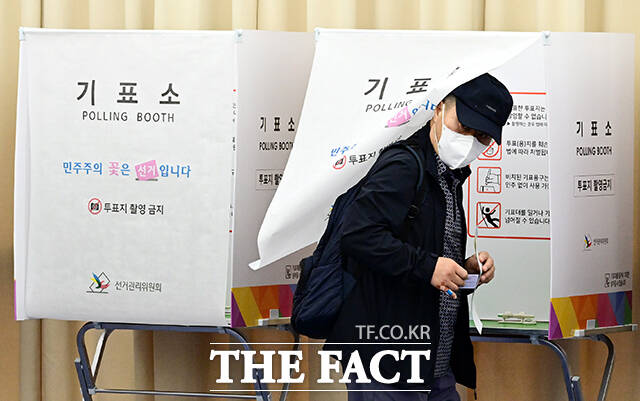 제9회 전국동시지방선거 사전투표 첫날인 29일 오전 경기 수원시 팔달구 인계동 행정복지센터에 마련된 사전투표소를 찾은 시민들이 투표를 하고 있다. /수원=임영무 기자