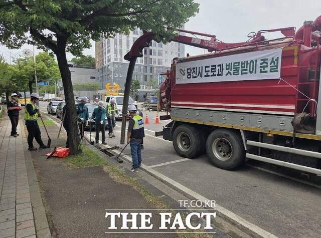 당진시가 중점관리구역 구간인 당진2동 행정복지타운 인근 도로 빗물받이를 정비하고 있다. /당진시