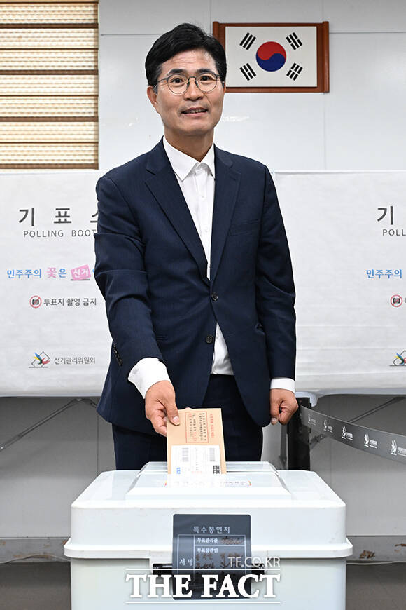 이원택 더불어민주당 전북특별자치도지사 후보가 29일 오후 전북도 전주 덕진구 우아1동 주민센터에 마련된 제9회 전국동시지방선거 투표소에서 사전투표를 하고 있다. /전주=김성렬 기자