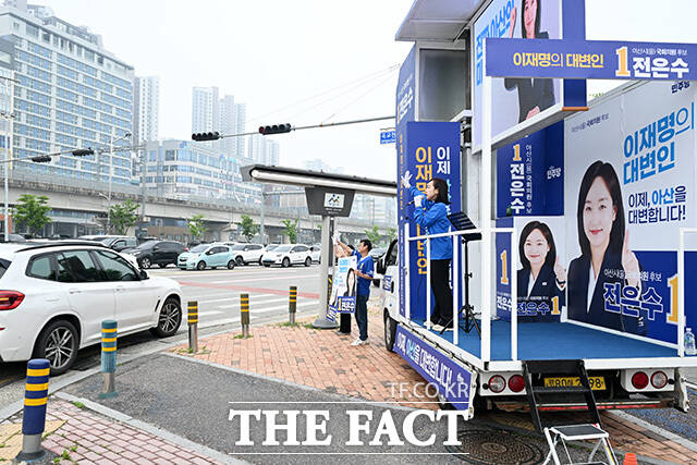 아침 출근길 시민들에게 인사하는 전은수 아산을 후보.
