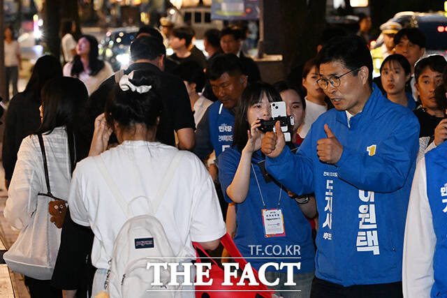 이원택 더불어민주당 전북특별자치도지사 후보(오른쪽)가 29일 오후 전북도 전주 한옥마을을 찾아 시민들에게 지지를 호소하고 있다. /전주=김성렬 기자