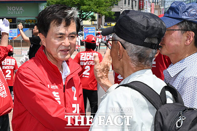 아산 온양온천역 광장 찾아 인사하는 김태흠 국민의힘 충남도지사 후보.