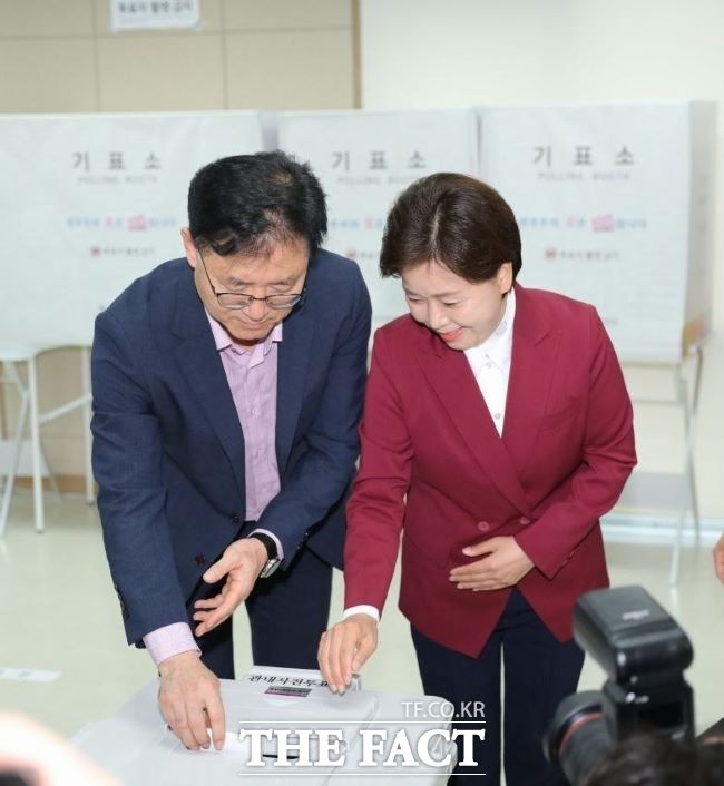 양향자 국민의힘 후보가 29일 오전 8시쯤 자택 근처인 화성시 동탄4동 행정복지센터에서 배우자와 함께 투표하고 있다. /양향자 후보 선거캠프