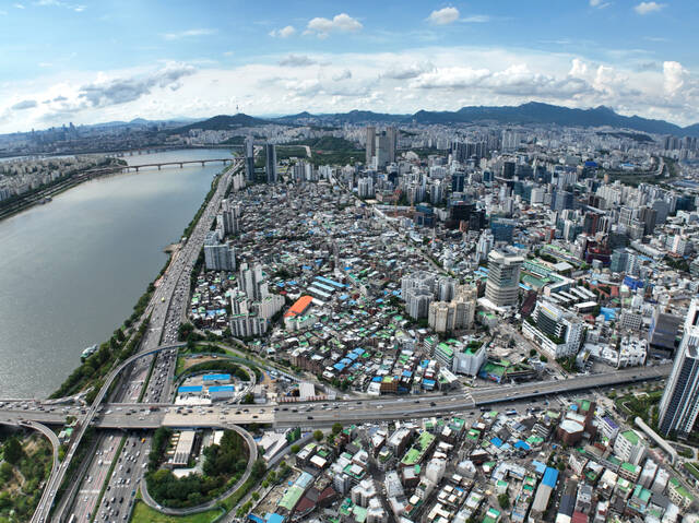 성수4지구 조합은 지난 27일 입찰에 참여한 대우건설과 롯데건설 입찰제안서 비교표 작성 절차를 성동구청 공공지원자 입회하에 진행했다. 사진은 성수4지구 전경. /대우건설