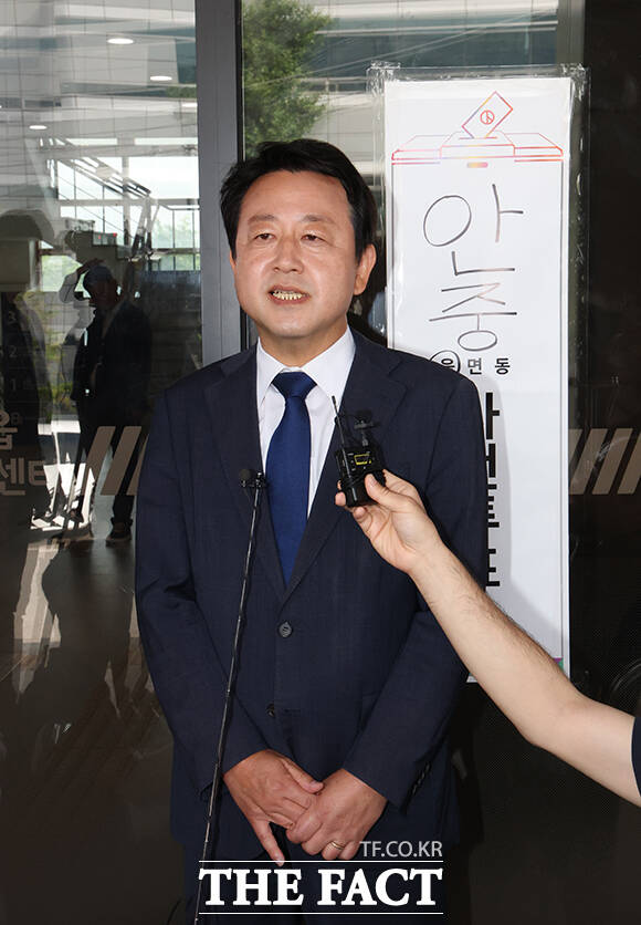 사전투표를 마친 김용남 후보가 취재진 질문에 답변하고 있다.