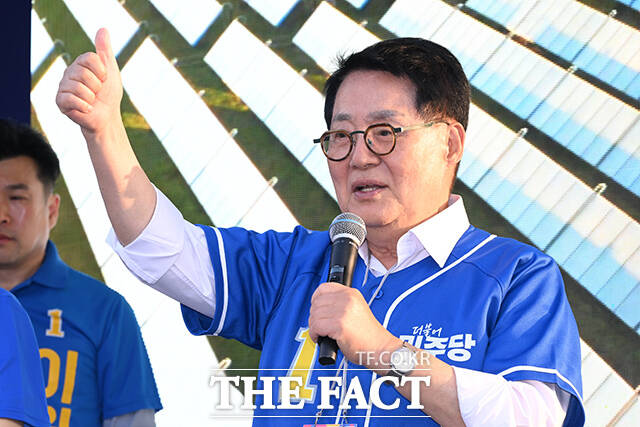 박지원 더불어민주당 국회의원(오른쪽)이 29일 오후 전북도 전주 완산구 풍남문광장에서 열린 유세현장에 참석해 시민들을 향해 이원택 전북특별자치도지사 후보의 지지를 호소하고 있다. /전주=김성렬 기자