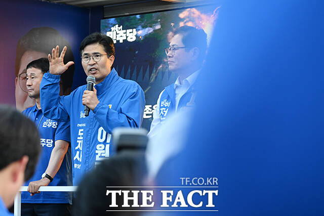 이원택 더불어민주당 전북특별자치도지사 후보가 29일 오후 전북도 전주 완산구 풍남문 광장에서 시민들을 향해 지지를 호소하고 있다. /전주=김성렬 기자
