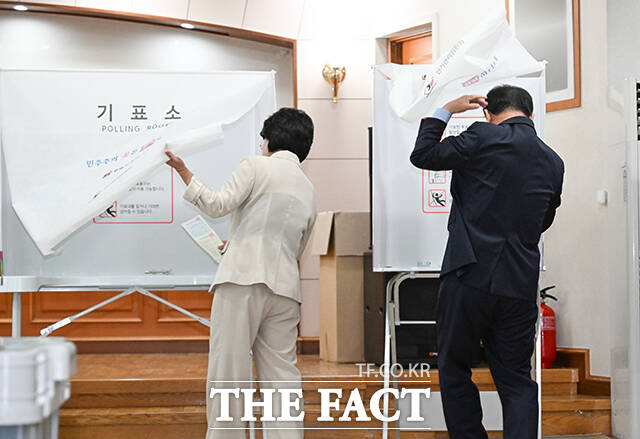 김부겸 더불어민주당 대구시장 후보(오른쪽)와 부인 이유미 여사가 제9회 전국동시지방선거 사전투표 날인 29일 오전 대구 수성구 고산2동 행정복지센터에 마련된 사전투표소에서 투표하고 있다. /대구=박헌우 기자