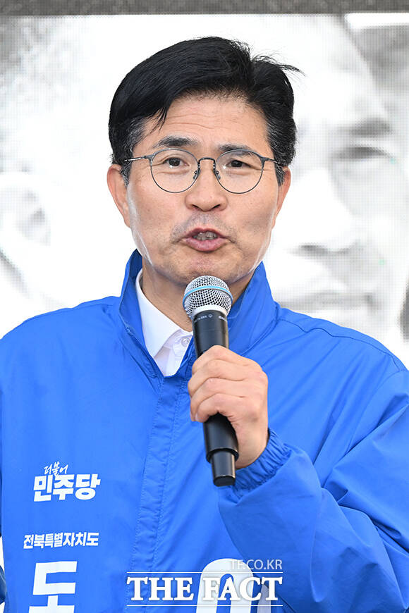 두 팔 들어올리는 조지훈 더불어민주당 전주시장 후보와 이성윤 최고위원, 한병도 공동상임선대위원장, 이원택 전북특별자치도지사 후보, 박지원 의원, 박주민 의원(왼쪽부터).