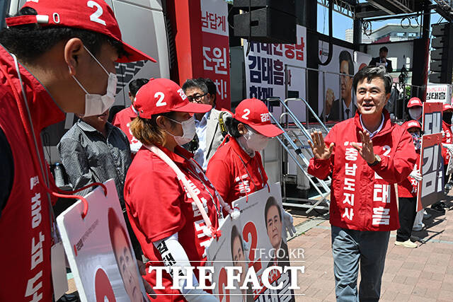 아산 온양온천역 광장 찾아 인사하는 김태흠 국민의힘 충남도지사 후보.