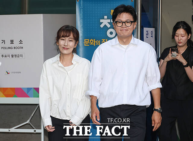 사전투표 첫 날인 29일 오전 하정우, 박민식, 한동훈(왼쪽부터) 부산 북구갑 국회의원 후보가 사전투표소를 찾아 투표하고 있다. /부산=박상민 기자